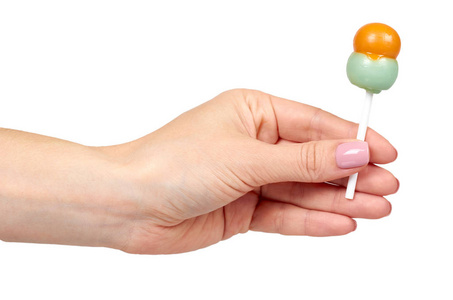 手握彩色棒棒糖,明亮凉爽的糖果. 照片