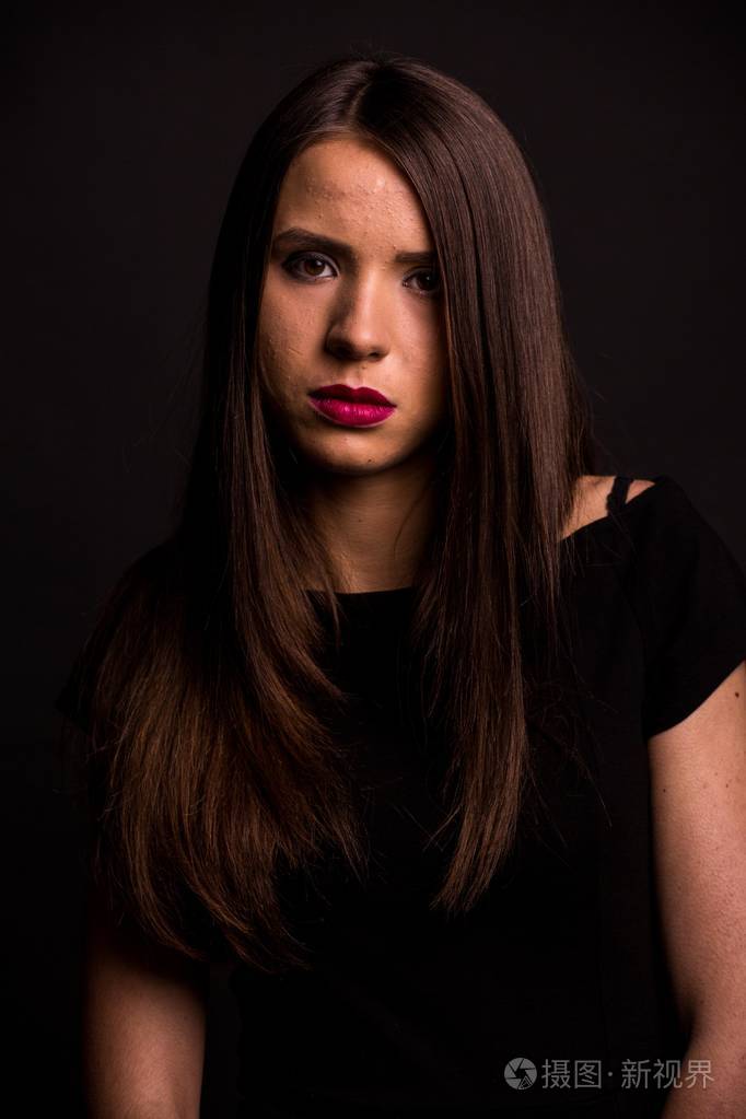 一位美丽的年轻女子的画像身穿黑色连衣裙妆容清凉皮肤很好工作室黑色