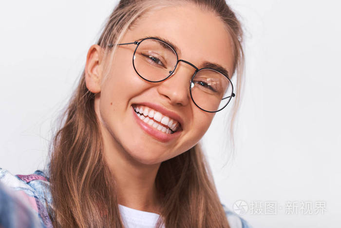 特写肖像快乐美丽积极的年轻女子穿着休闲装,戴着圆圆