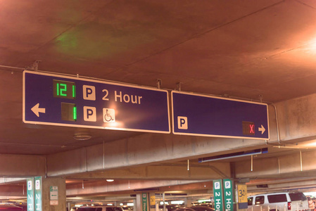 带交通指示和led显示屏的指示牌,提供停车位照片