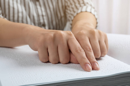 国际盲人盲人阅读盲文书,特写照片