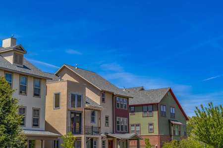 晴天大蓝天背景房屋外景照片