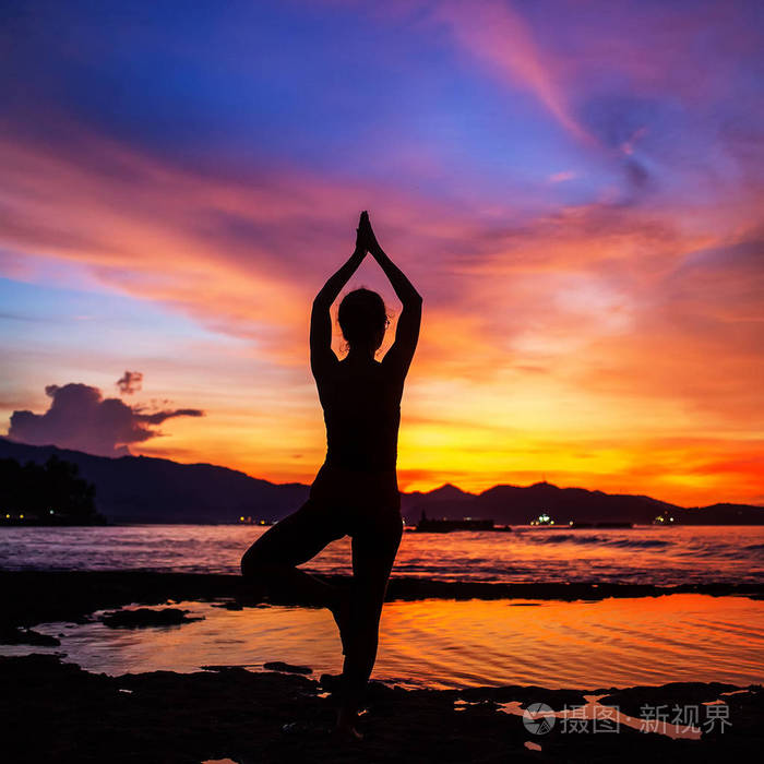 在海边练习瑜伽的高加索女人