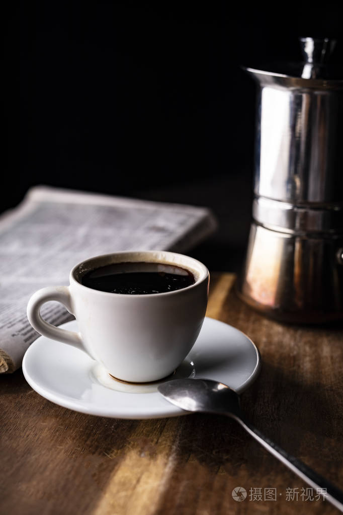 咖啡桌上的经典黑摩卡意大利咖啡桌上的咖啡