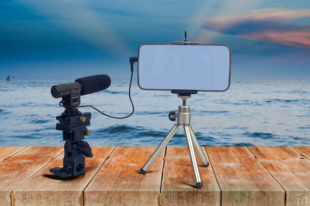 直播麦克风使用智能手机和麦克风工具直播视频.照片