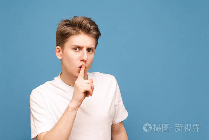 严肃的年轻人要求不要说话,一个手势