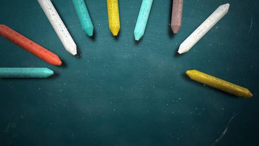 特写彩色粉笔在黑板上,学校背景照片