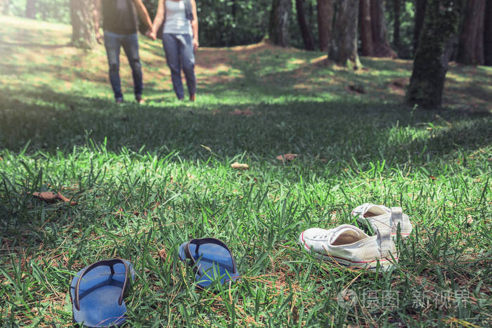 一对男女在天然花园的草地上散步一对夫妇在草地上行走的脚旅行自然