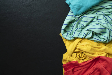 一堆脏衣服图片-一堆脏衣服素材-一堆脏衣服插画-摄图新视界