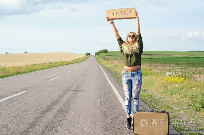 美女搭车上路旅游