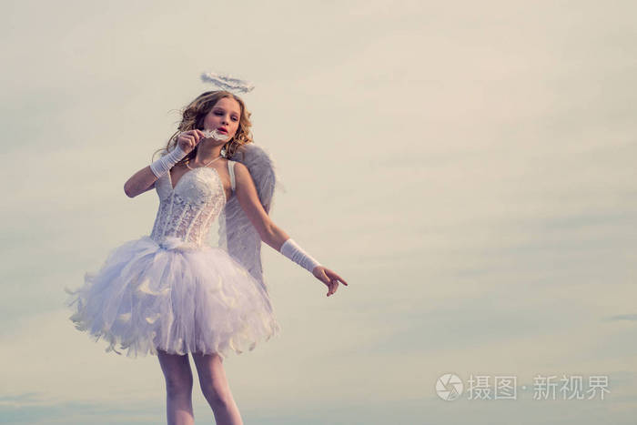 少年天使节日艺术贺卡美人蓝了她的眼睛在天堂阳光下迷人的女士情人