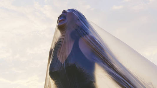 塑料袋下的女人挣扎着换气照片