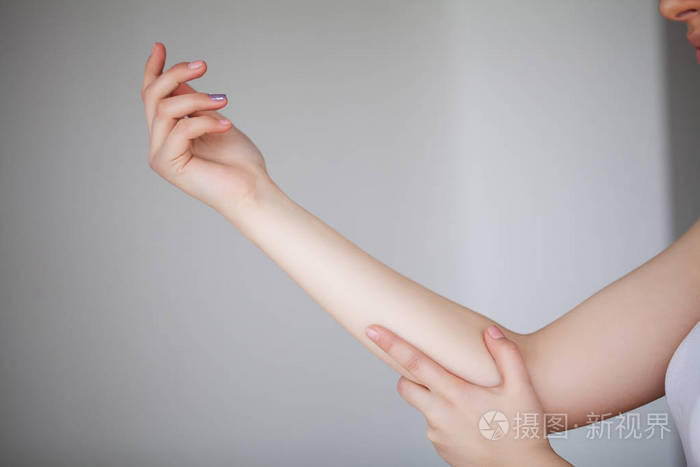 手臂疼痛美女身体感觉肩膀疼痛