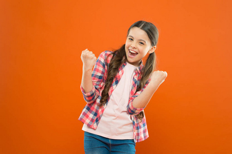 孩子高兴地庆祝胜利.女孩可爱的孩子开心的笑着.庆祝胜利,成功,成就.