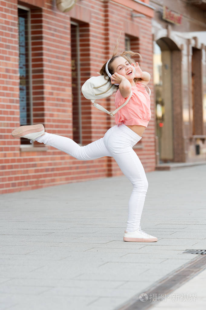 有史以来最好的街舞精力充沛的小女孩快乐地跳舞听舞曲可爱的舞者随着