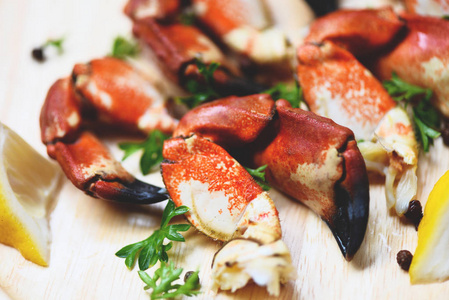 石螃蟹煮熟的螃蟹,在木板上煮柠檬照片