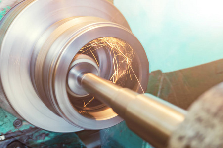 在机器上用砂轮对圆柱形零件进行内圆磨削时,火花会朝不同的方向飞去.