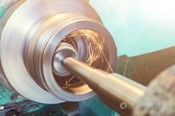 在机器上用砂轮对圆柱形零件进行内圆磨削时,火花会朝不同的方向飞去.