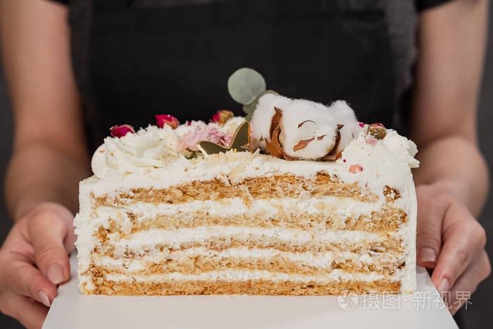 切好的蛋糕的特写镜头,上面有可见的层次和填充物.