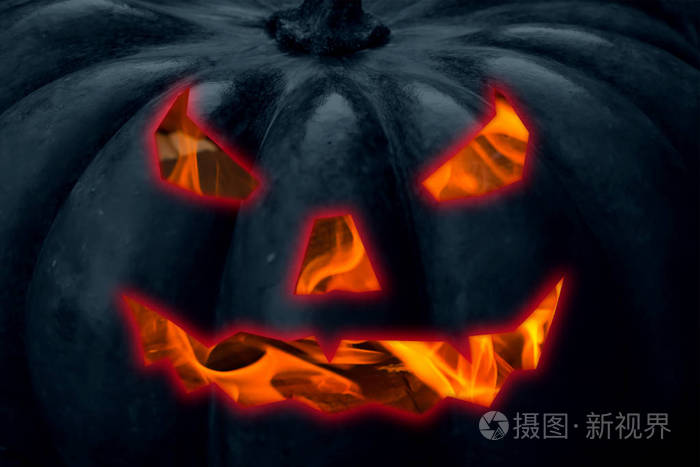 火热恶魔微笑灯笼杰克南瓜大特写在黑暗装饰万圣节
