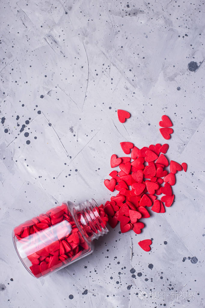 红色的小红心放在灰色的桌子上作为瓦伦丁爱情的象征