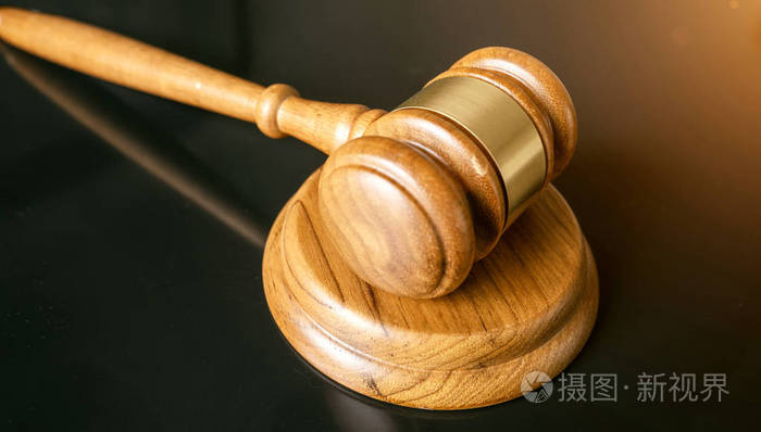 法官或拍卖槌在法庭的木块上,黑暗的背景照片-正版商用图片2k8864-摄