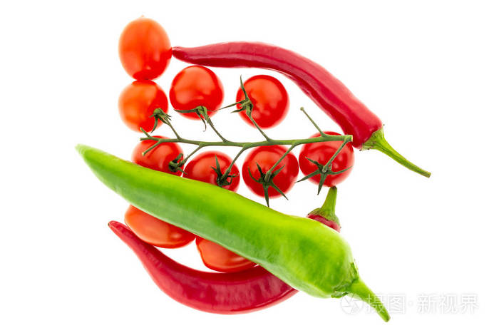 辣酱番茄沙拉新鲜产品迷你红番茄樱桃绿辣椒长豆荚白色背景