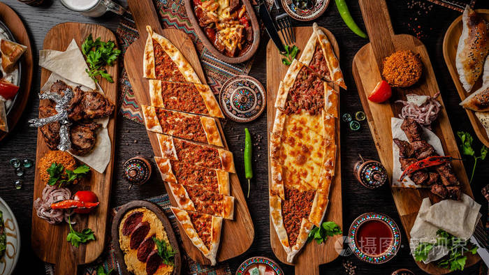 传统的土耳其菜.披萨,皮塔,皮德西,苏库克,鹰嘴豆,烤肉串,保加利亚.桌