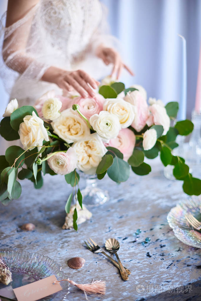 非常好的年轻女子手持大而美丽的彩色鲜花结婚花束红色意大利克隆毛茛