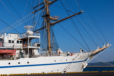 新日日本帆船新日铁丸(1984年)的正面细节在贝普港.日本大和县.照片