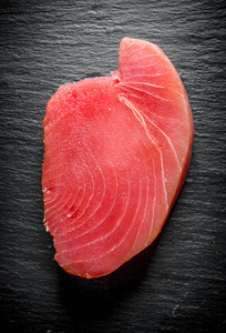 一块新鲜的生金枪鱼.照片