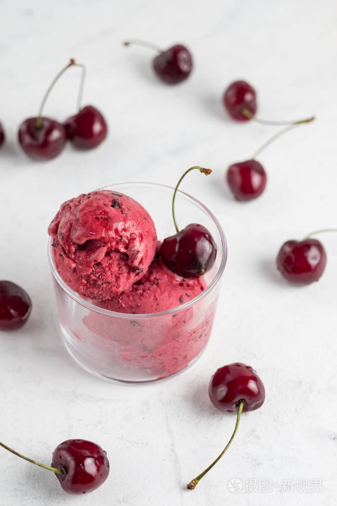 樱桃冰淇淋球在玻璃杯里自制甜点