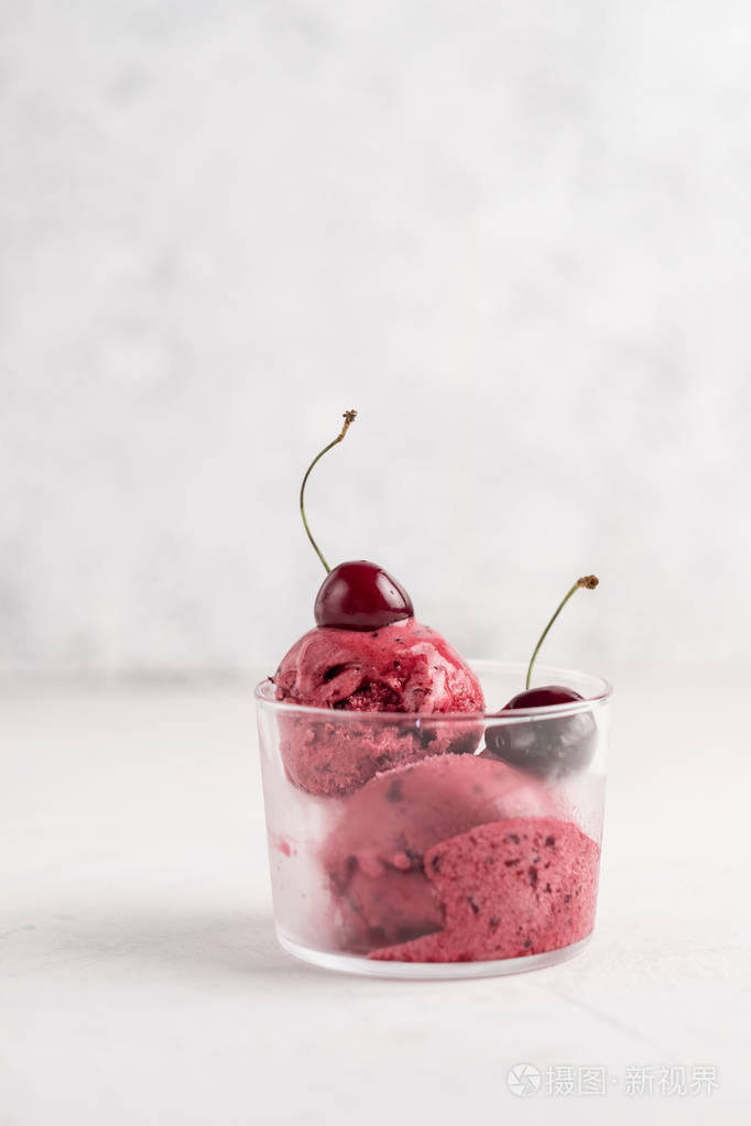 樱桃冰淇淋球在玻璃杯里自制甜点