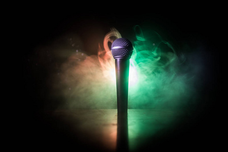 麦克风卡拉ok,音乐会.背景模糊的微光人声麦克风.现场音乐,音响设备.