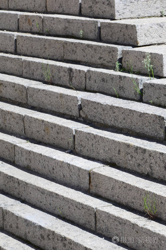 建筑物入口处的混凝土楼梯斜向上的楼梯