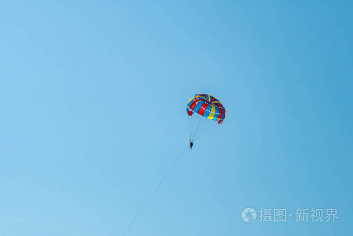 操作过的降落伞在蓝天中翱翔