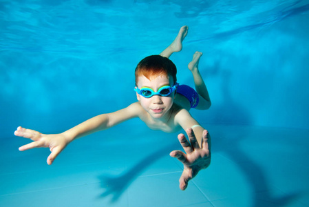 五年级小男孩游泳图片