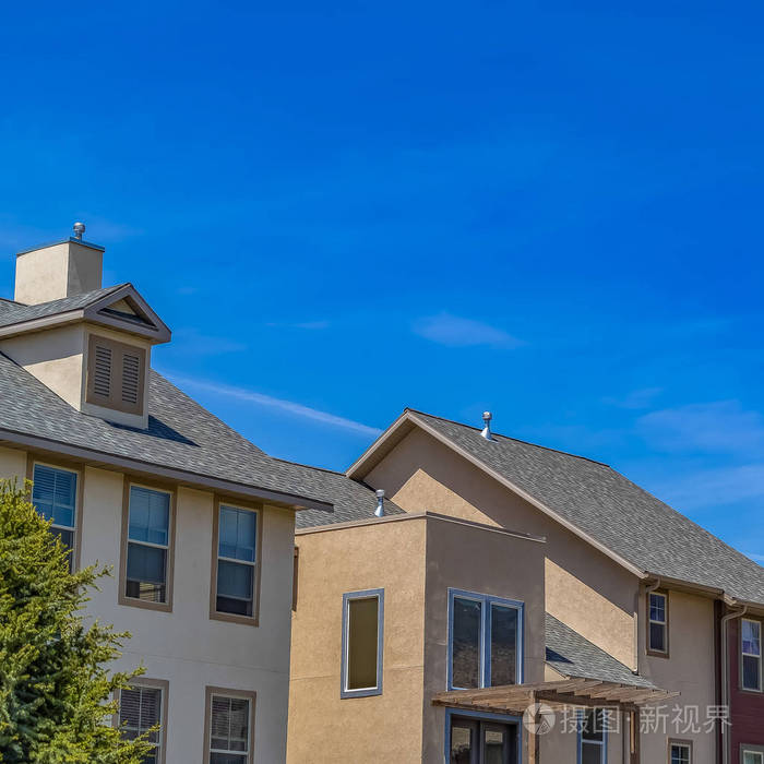 晴天大蓝天背景下的方形房屋外景