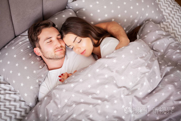 幸福的一对在床上玩得很开心一对亲密的性感情侣在卧室里互相欣赏