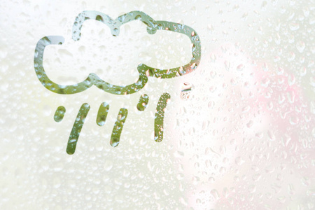 在半透明的雾状玻璃上画一条手指形状的云和雨的条纹.