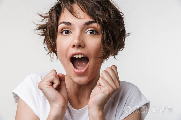 正面女性肖像,棕色短发,穿着基本款t恤照片-正版商用图片2k9d45-摄图