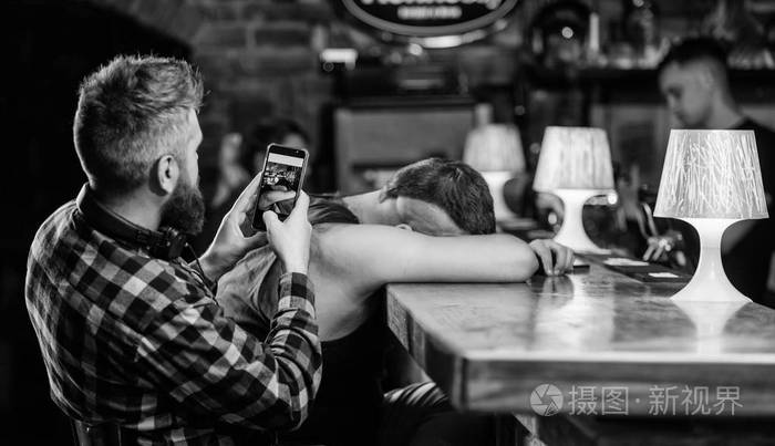 酒吧里喝醉的朋友在吧台睡着了拍照纪念聚会照片