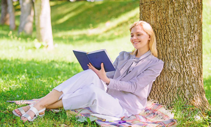 自我完善与教育理念女性自我提升自强书女商人花点时间看书提高知识