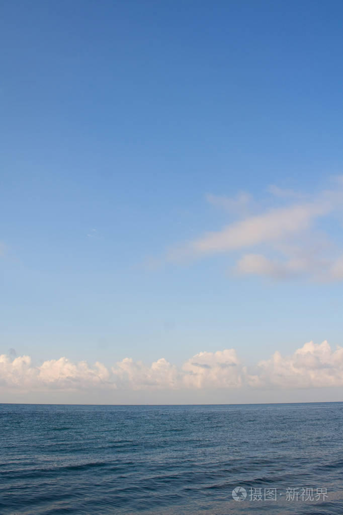 深蓝色的海和淡蓝色的天空有云
