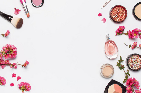 美女时尚背景节日化妆粉底,遮瑕蓝礼品盒节日化妆粉底,遮瑕蓝礼品盒顶