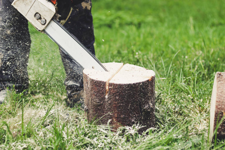 电的家伙那家伙用电锯在山上砍树.乌克兰照片