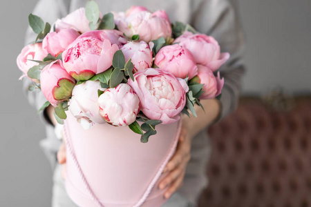 美丽的牡丹花目录或网上商店.花店概念.美丽的鲜切花束.送花照片