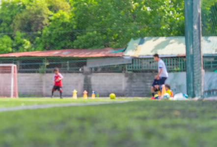 儿童足球学校训练场背景模糊图片