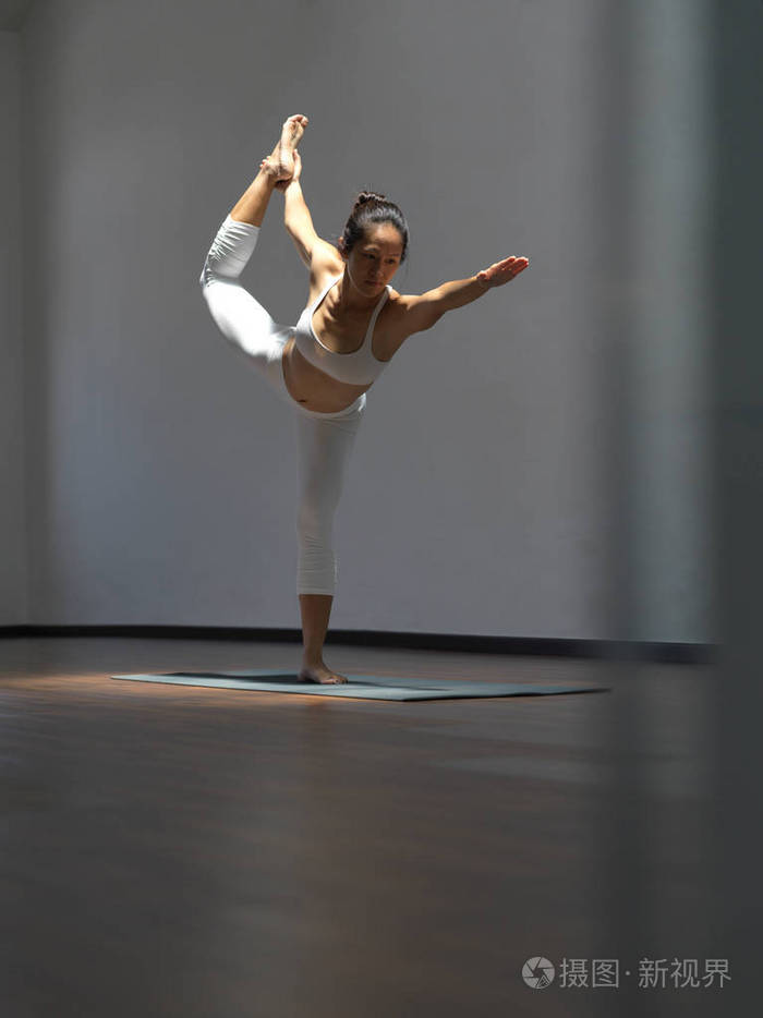 亚洲华人白衣女子练瑜伽