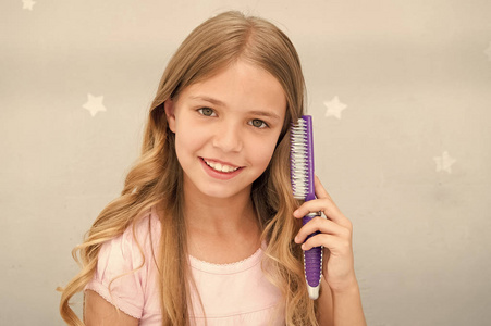 儿童卷发夹发刷或梳子.梳头前先涂点油.健康的头发.
